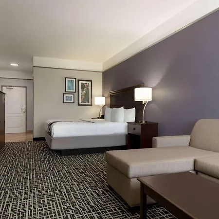 La Quinta By Wyndham Dumas Hotel Exterior photo